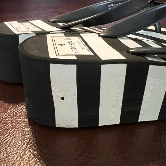 Kate Spade Women’s Platform Flip Flop, Black & White Striped w Bow Heart, Size 7 - Picture 10 of 11